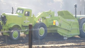 Caterpillar D8H Bulldozer pushing a Euclid 16DTD Motor Scraper in Wanaka | Otago | New Zealand | 4K