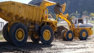 International Pay Loader 560 loading a Caterpillar 769B Dump Truck | Otago | New Zealand | 4K
