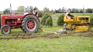 McCormick Deering W9 vs Caterpillar D2 Tractor Pull in Palmerston