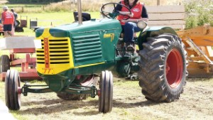 1949 Oliver 77 Antique Tractor Pulling at Edendale Crank Up