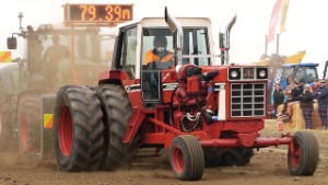 Tractor Pulling - International 1086 with an 800hp V16 Detroit Scraper Motor doing a Full Pull