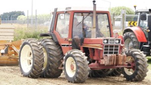 Old International Harvester 785XL Tractor Pulling