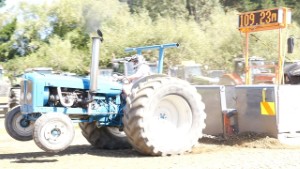 Modified Fordson Major doing a Full Tractor Pull