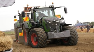 2021 Fendt 933 Vario Tractor Pulling a 2018 Fendt 828 Vario Tractor