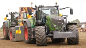 2021 Fendt 828 Vario Tractor Pulling a 2018 Fendt 828 Vario Tractor