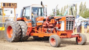 Tractor Pulling - 800hp V16 Detroit Powered International Harvester 1086