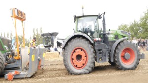 2022 Fendt 939 Vario Tractor Pulling a 2018 Fendt 828 Vario Tractor